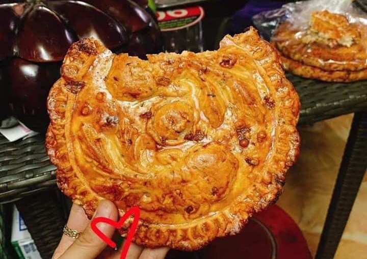 Một chiếc bánh trung thu không nhân hoặc ít nhân có giá từ 40.000-50.000 đồng/chiếc Lạ lùng dân Hà Nội tìm mua bánh trung thu không nhân