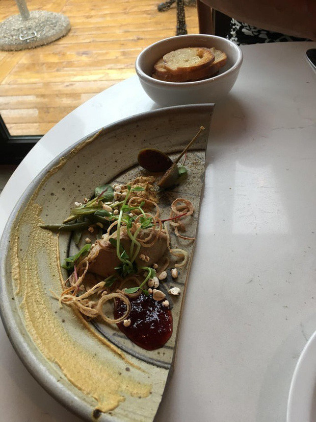 Cắt nửa vầng trăng em làm con đò nhỏ.