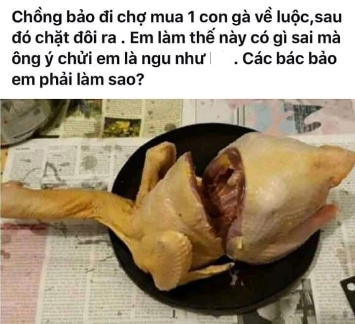 Chặt đôi con gà luộc.