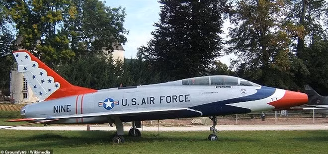 Choáng với bộ sưu tập máy bay chiến đấu “khủng” nhất thế giới của cụ ông 87 tuổi ảnh 6