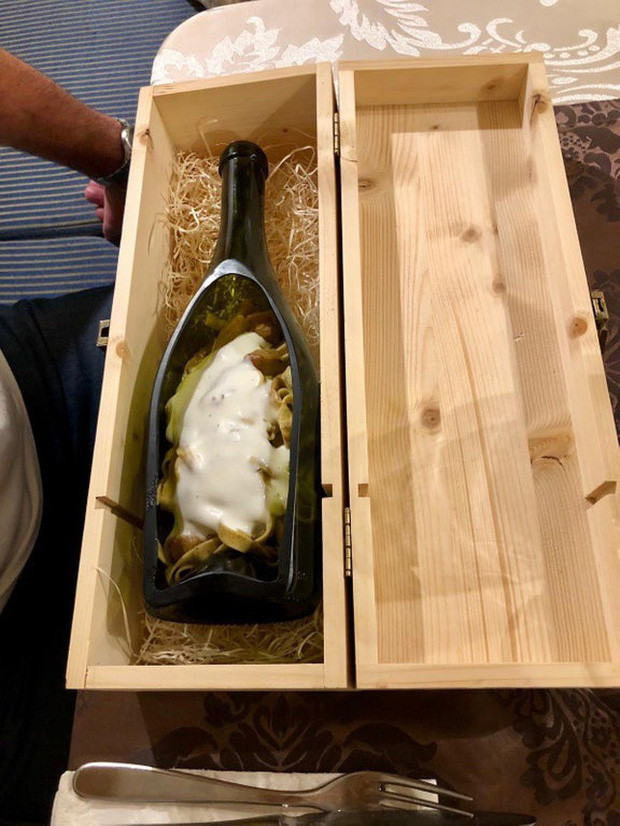 Chúc mừng anh đã trúng giải đặc biệt: 1 chai Cognac đi kèm mỳ Ý tại quán. Xin mời anh nhận giải luôn ạ.