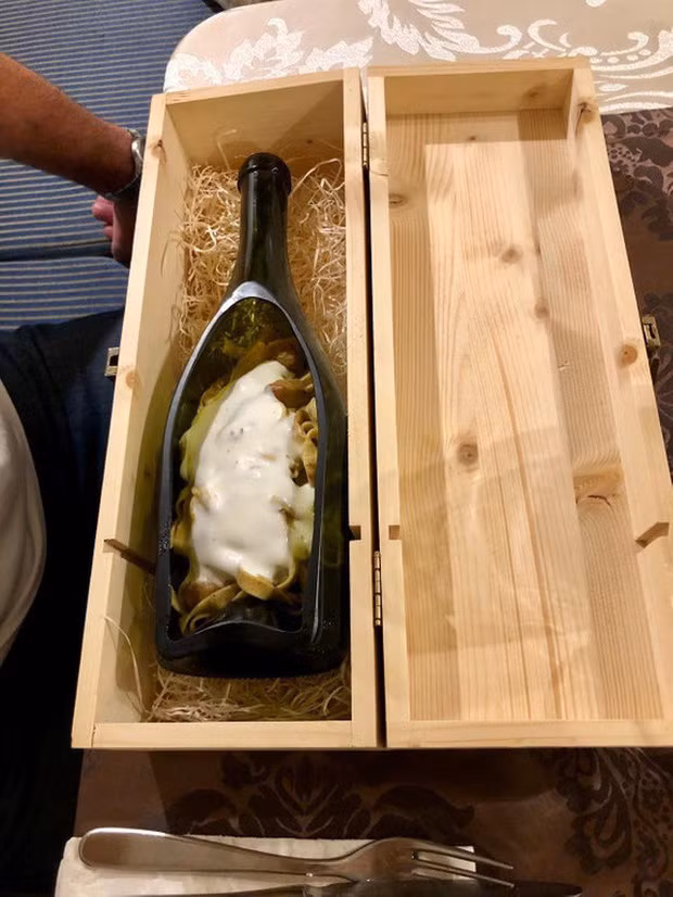 Chúc mừng anh đã trúng giải đặc biệt: 1 chai Cognac đi kèm mỳ Ý tại quán. Xin mời anh nhận giải luôn ạ.