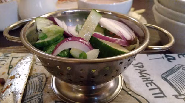 Tôi đến ăn ở hàng gần nhà và họ cho salad vào cái bát thủng như trên. Tôi đang không biết đổ giấm vào trộn thế nào đây.