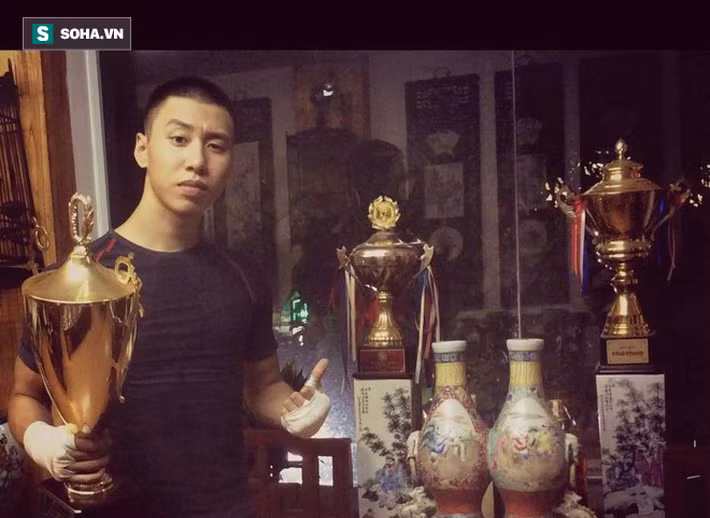 Vì phẫn nộ, võ sinh Trần Hưng Đạt phái Bình Định Gia đã thách đấu Nguyễn Xuân Vinh.