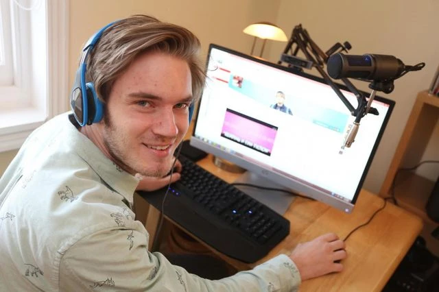 PewDiePie hiện tại có thu nhập khoảng 7 triệu USD/năm.