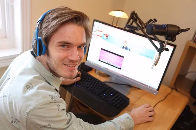 PewDiePie hiện tại có thu nhập khoảng 7 triệu USD/năm.