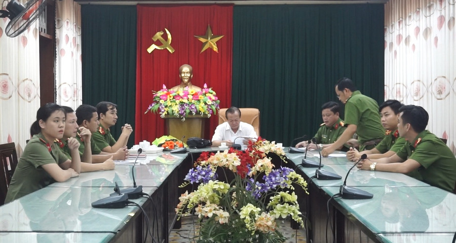 UBND quận Hải Châu khen thưởng lực lượng Công an quận trước thành tích xuất sắc. UBND quận Hải Châu khen thưởng lực lượng Công an quận trước thành tích xuất sắc.