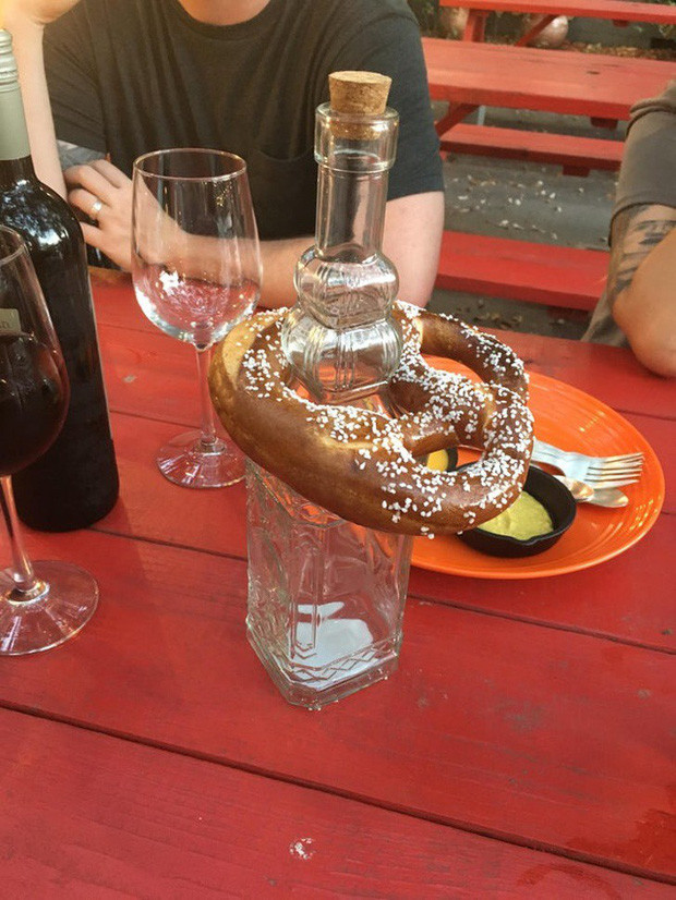 Quán em có món bánh mỳ chai lạ lắm, các anh thử chưa ạ???