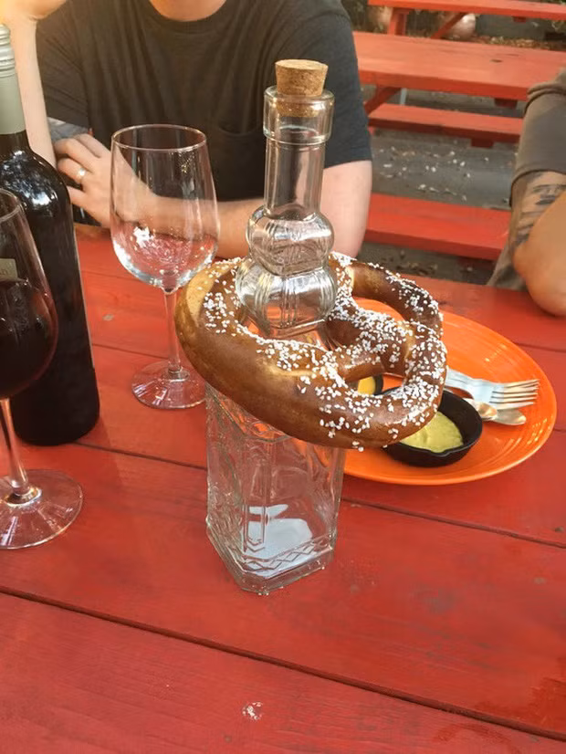 Quán em có món bánh mỳ chai lạ lắm, các anh thử chưa ạ???