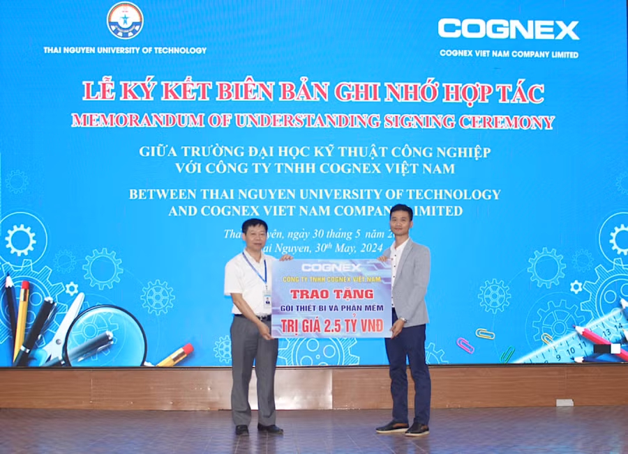 Công ty TNHH Cognex Việt Nam tặng gói thiết bị và phần mềm trị giá 2,5 tỷ đồng cho trường Đại học Kỹ thuật Công nghiệp.