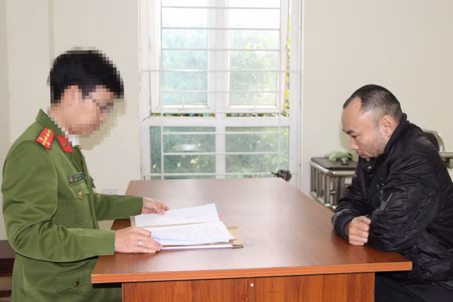 Công an lấy lời khai của Nguyễn Tiến Dũng. (Ảnh: CANA)