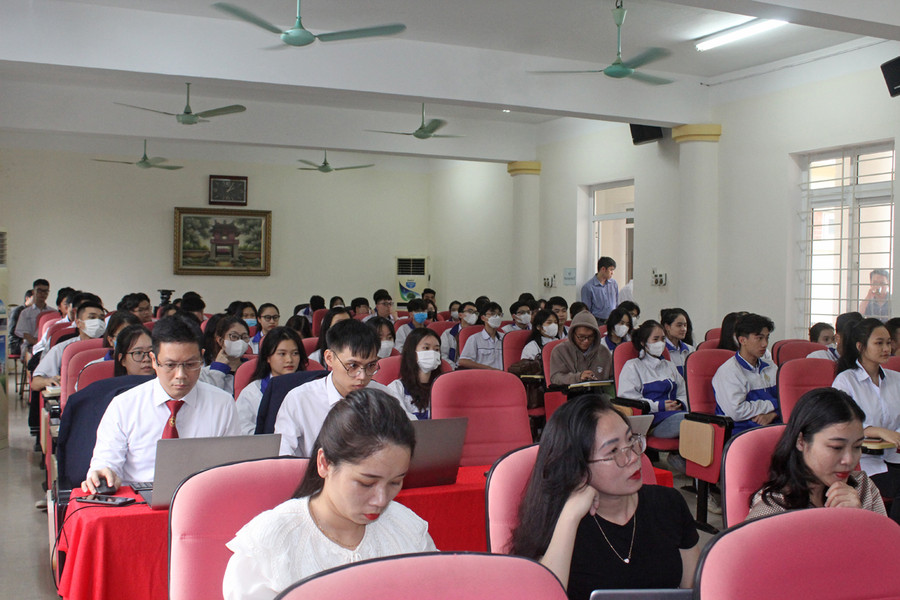 Hội thảo được tổ chức trực tiếp tại Trường THPT Đào Duy Từ và phát trực tuyến tới các trường THPT trên địa bàn toàn tỉnh. Ảnh: LT.