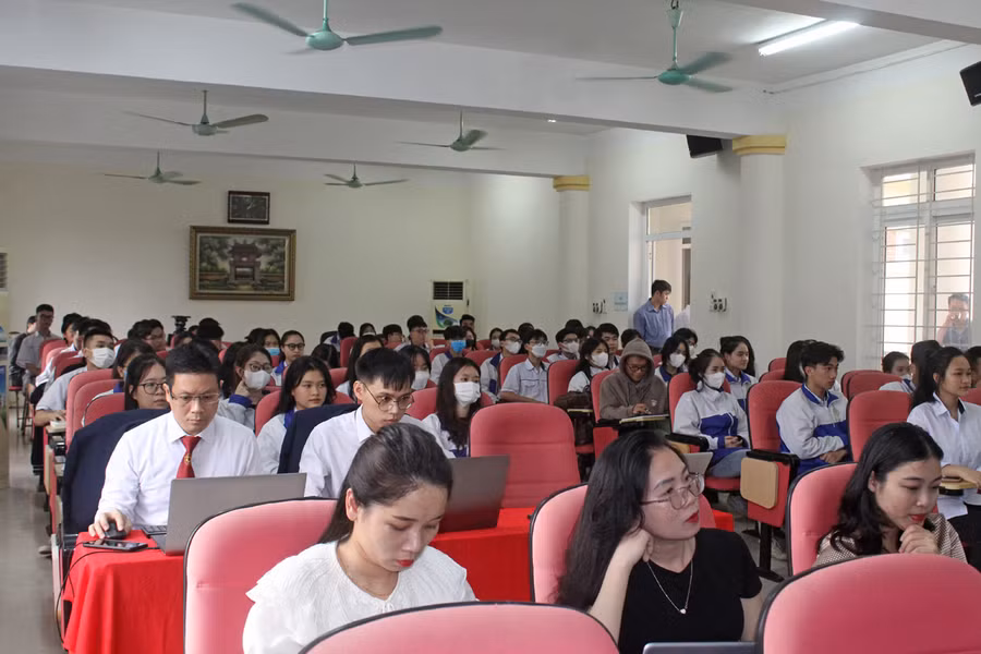 Hội thảo được tổ chức trực tiếp tại Trường THPT Đào Duy Từ và phát trực tuyến tới các trường THPT trên địa bàn toàn tỉnh. Ảnh: LT. Hội thảo được tổ chức trực tiếp tại Trường THPT Đào Duy Từ và phát trực tuyến tới các trường THPT trên địa bàn toàn tỉnh. Ảnh: LT.