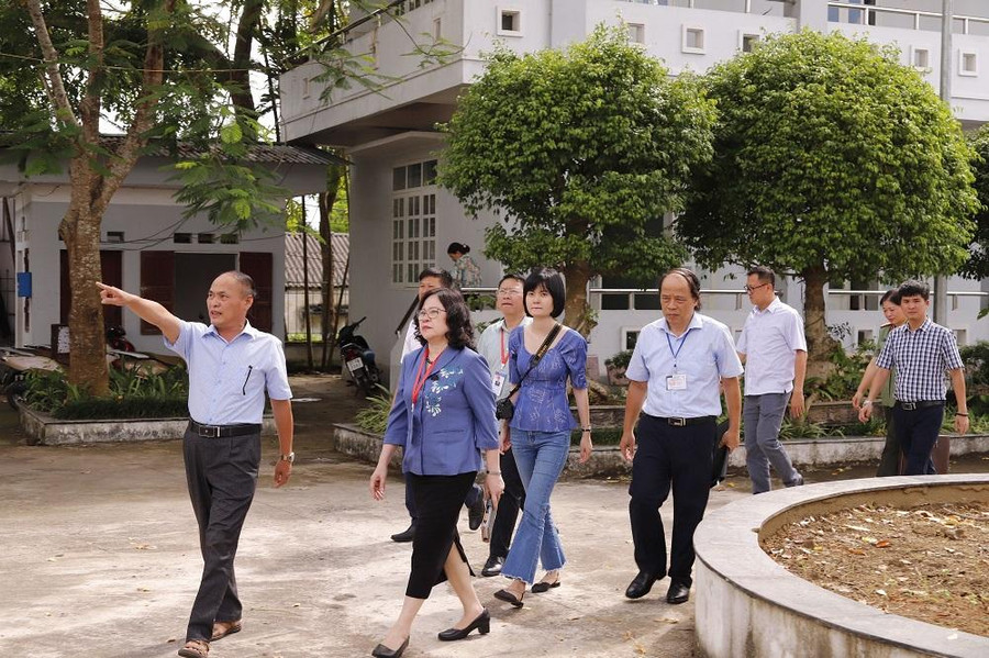 Thứ trưởng Ngô Thị Minh kiểm tra tại Trường THPT Cao Bình (TP. Cao Bằng) Thứ trưởng Ngô Thị Minh kiểm tra tại Trường THPT Cao Bình (TP. Cao Bằng)