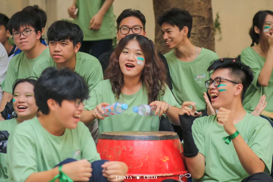 Dàn cổ động viên luôn cổ vũ hết mình cho các đội chơi.