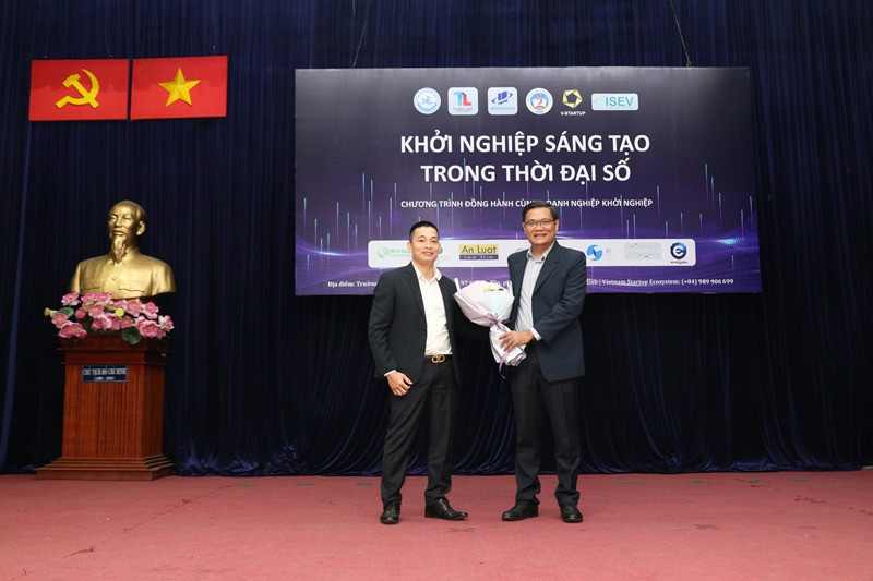 PGS.TS Nguyễn Minh Hà- Hiệu trưởng Trường ĐH Mở TP.HCM trao hoa cho một khách mời