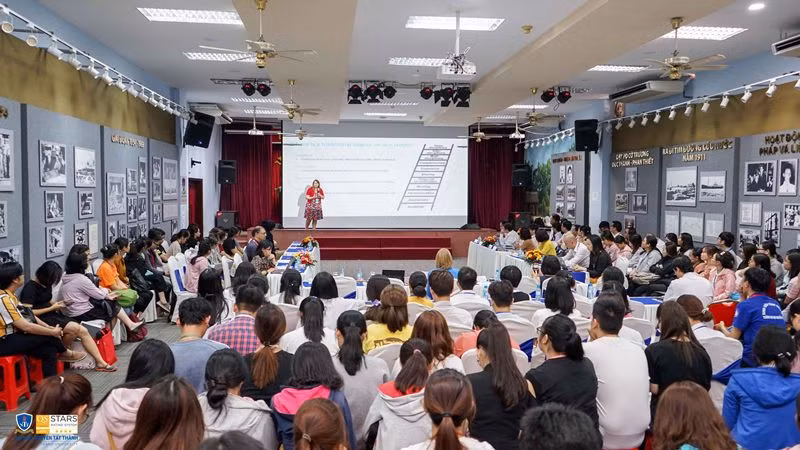 Đại biểu trình bày tham luận tại hội thảo