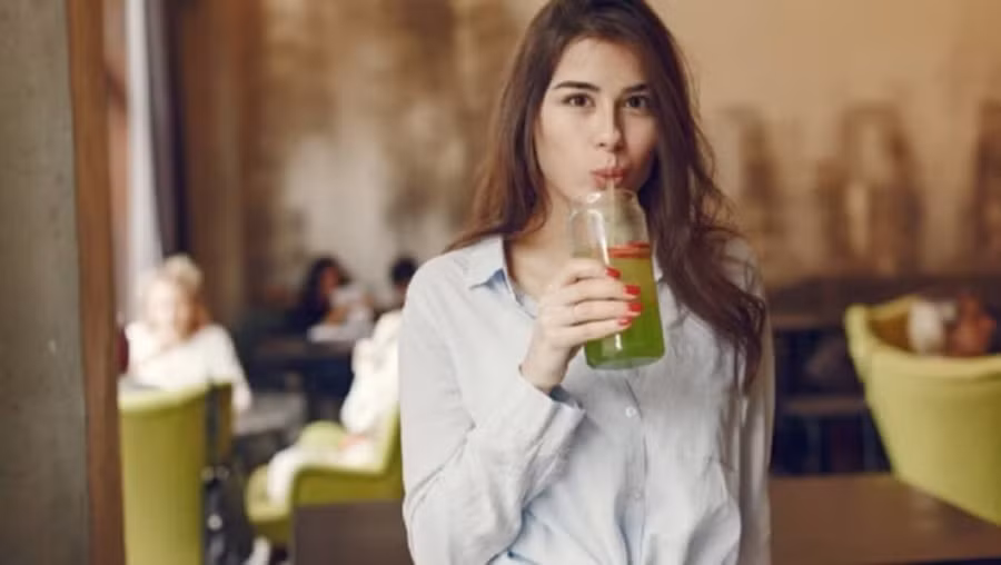 Bạn nên uống nước ép cần tây ít nhất 15 đến 30 phút trước khi tiêu thụ thực phẩm hoặc đồ uống khác. (Ảnh: ITN)