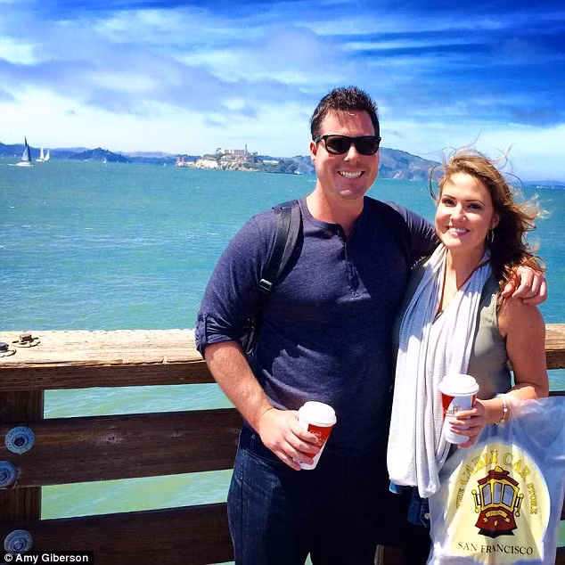 Tình cảm họ cứ thế lớn dần hơn, thân thiết hơn, sẵn sàng chia sẻ với nhau nhiều chuyện trong quá khứ (Ảnh: dailymail)