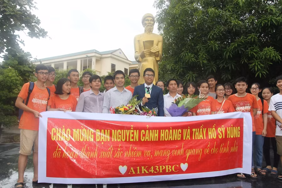 Trường THPT chuyên Phan Bội Châu đón các học sinh đạt huy chương tại các cuộc thi Olympic quốc tế trở về