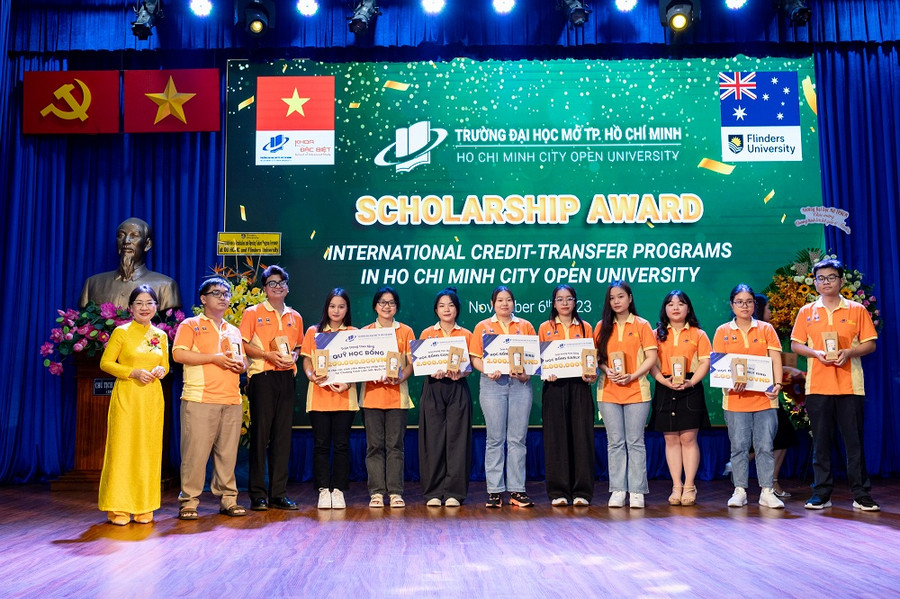 Trao học bổng cho các sinh viên