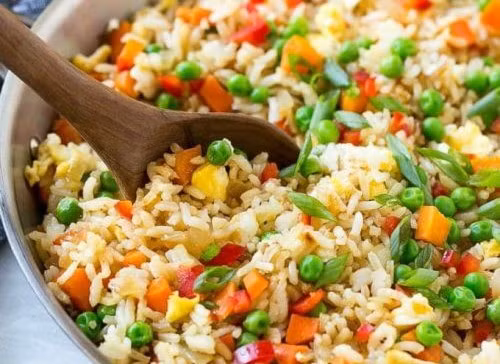 Việc rang cơm với các thành phần khác như rau, hành, cà rốt, đậu Hà Lan, giò, lạp xưởng cũng là cách tránh cho cơm không bị kết lại.