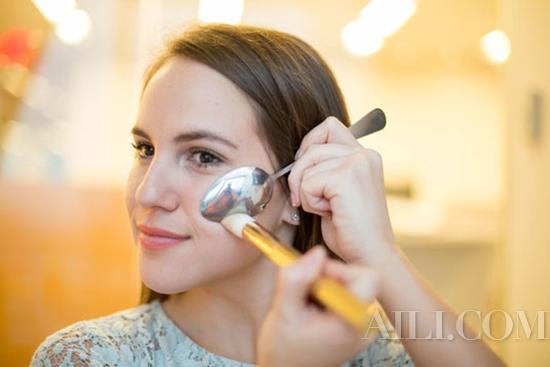 Tại sao các cô gái nên mang theo một chiếc thìa trong túi? ảnh 4 Tại sao các cô gái cần mang theo một chiếc thìa trong túi?-4