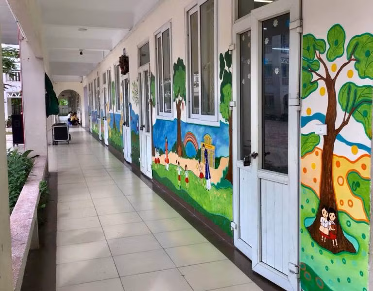 Qua nét vẽ khéo léo của các cô giáo, tường phòng học đã trở thành những bức tranh sinh động.
