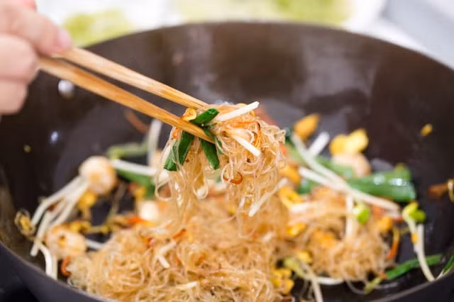 Mẹo rang cơm, xào miến tơi ngon - Ảnh 2.