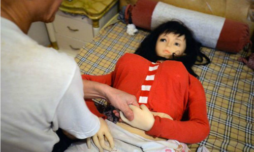 Ông Zhang nắm tay búp bê.Ảnh: The Sun. chong-mua-bup-be-tinh-duc-de-tuong-nho-vo-qua-co