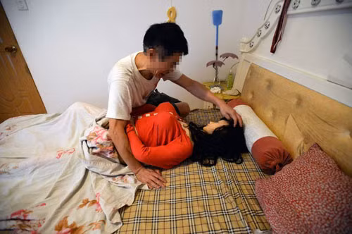 Ông Zhang nói con búp bê mang linh hồn của vợ mình. Ảnh: The Sun.