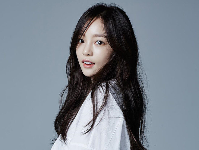 Hành vi dại dột của Goo Hara khiến nhiều người đau xót. Nữ ca sĩ sinh năm 1991 từng có một sự nghiệp huy hoàng, được mệnh danh là "búp bê xứ Hàn" với vẻ ngoài trong sáng, đáng yêu mà vẫn sang chảnh. Tuy nhiên, sự thay đổi hình tượng sang hướng gợi cảm hơn không thành công và những scandal đời tư bắt đầu nhấn chìm cô. Goo Hara -