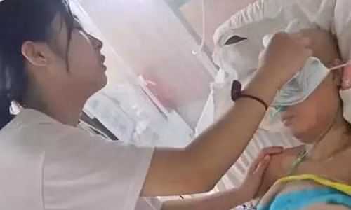 Siqi ngày ngày ở trong bệnh viện chăm sóc mẹ - Ảnh: Hshmi