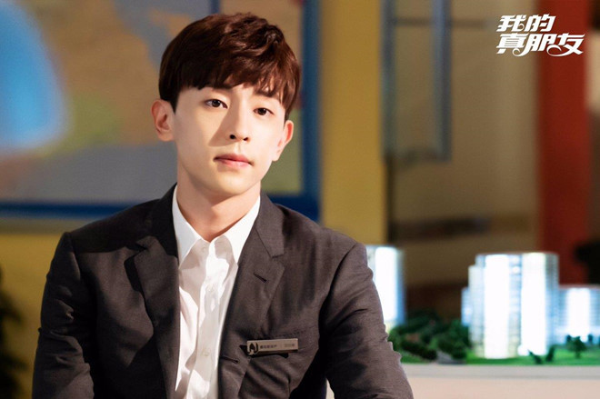 Đặng Luân bắt đầu được công chúng chú ý qua bộ phim Không phải hoa cũng chẳng phải sương, đóng cặp cùng Dương Tử. Sau đó, anh góp mặt vào một loạt tác phẩm đình đám khác như Hoan lạc tụng 2, Sở Kiều truyện, Nghìn lẻ một đêm… Đặc biệt, vai diễn Hỏa thần Húc Phượng trong Hương mật tựa khói sương năm 2018 đã đưa tên tuổi nam diễn viên 27 tuổi lên một tầm cao mới. Thành công này đã trải đường cho Đặng Luân trở thành mỹ nam được săn đón nhất màn ảnh Hoa ngữ hiện tại. Trong Người bạn thật sự của tôi, anh vào vai nhà môi giới Thiều Bồng Trừng. Loat nguoi tinh man anh dien trai, noi tieng cua my nhan Angelababy hinh anh 8