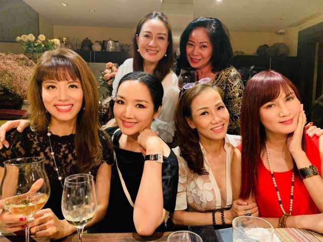 Nữ hoàng ảnh lịch Hiền Mai “tố” nhan sắc thật của dàn Hoa hậu đình đám qua một bức ảnh ảnh 2