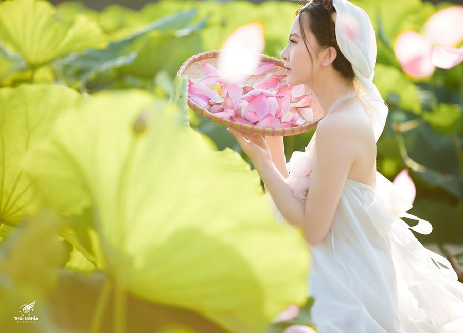 Linh Chi từng là từng mẫu ảnh nên việc tạo dáng để khoe những ưu điểm trên cơ thể được xem là sở trường của cô nàng. Linh Chi từng là từng mẫu ảnh nên việc tạo dáng để khoe những ưu điểm trên cơ thể được xem là sở trường của cô nàng.