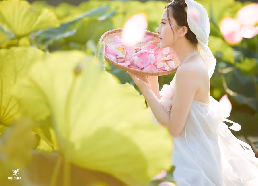 Linh Chi từng là từng mẫu ảnh nên việc tạo dáng để khoe những ưu điểm trên cơ thể được xem là sở trường của cô nàng.