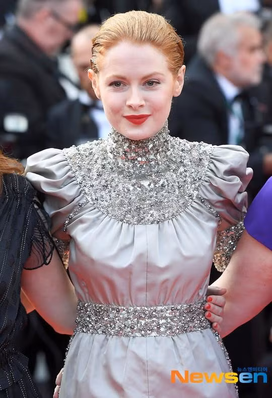 Chuong Tu Di dien dam xuyen thau, dep lan at dan my nu o be mac Cannes hinh anh 10 