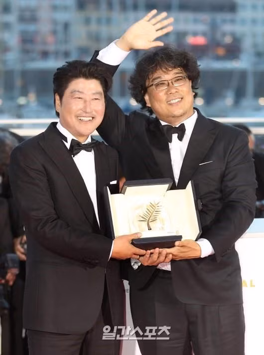 Chuong Tu Di dien dam xuyen thau, dep lan at dan my nu o be mac Cannes hinh anh 12 