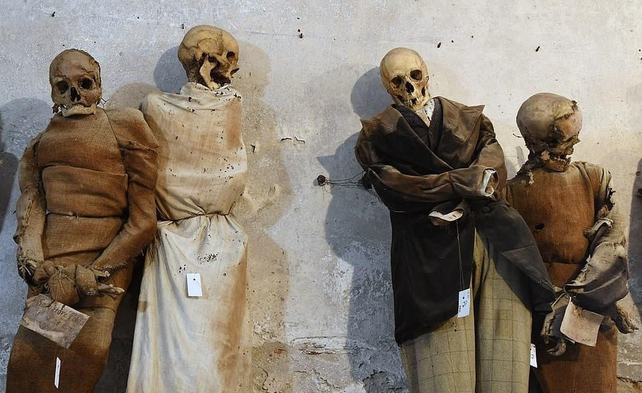 Ghe tham vung dat u am danh cho nguoi chet o Italy hinh anh 6 