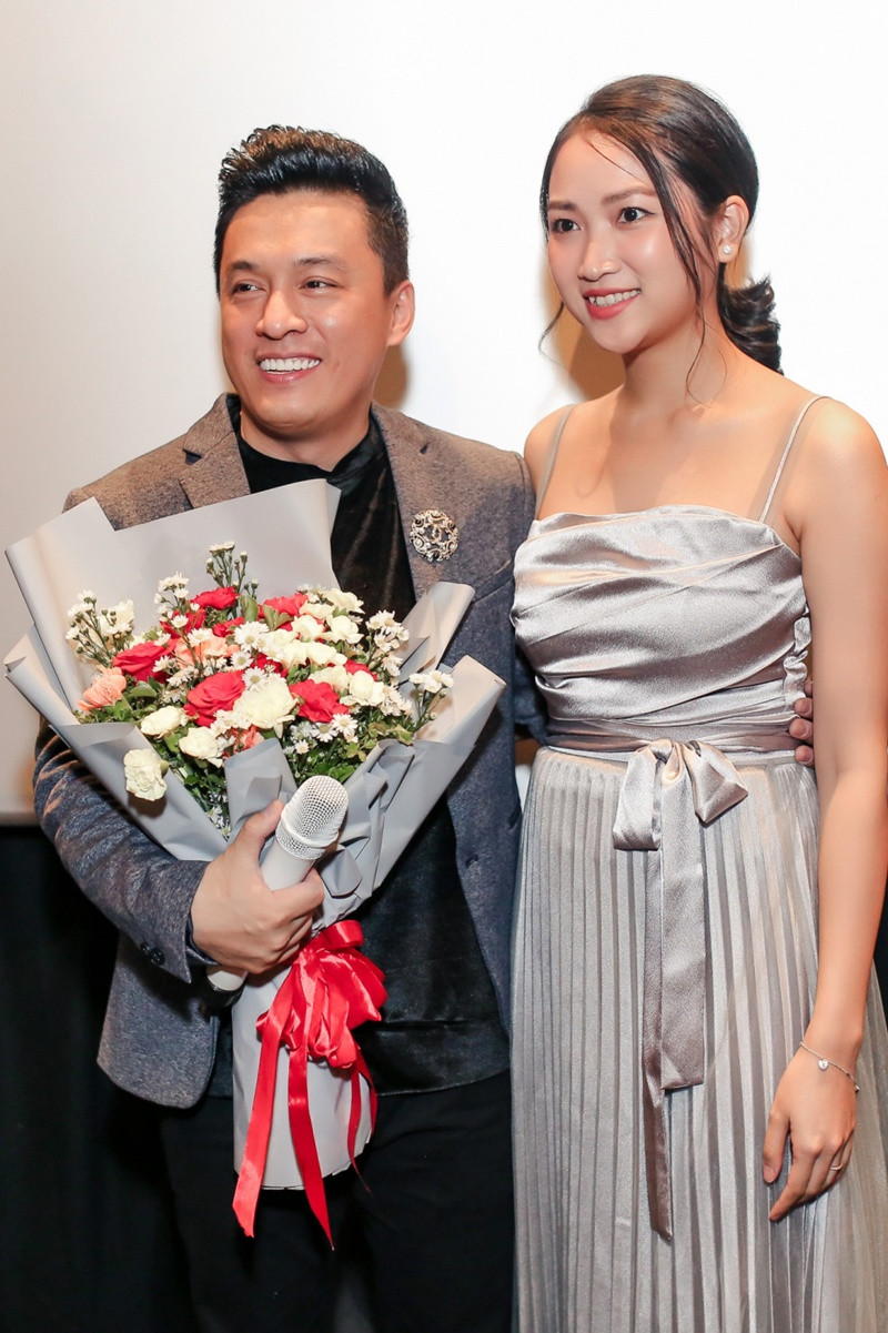 Lam Trường ôm hôn vợ trẻ kém 17 tuổi giữa tin đồn hôn nhân rạn nứt ảnh 1 Keyword đầu tiên có dấu