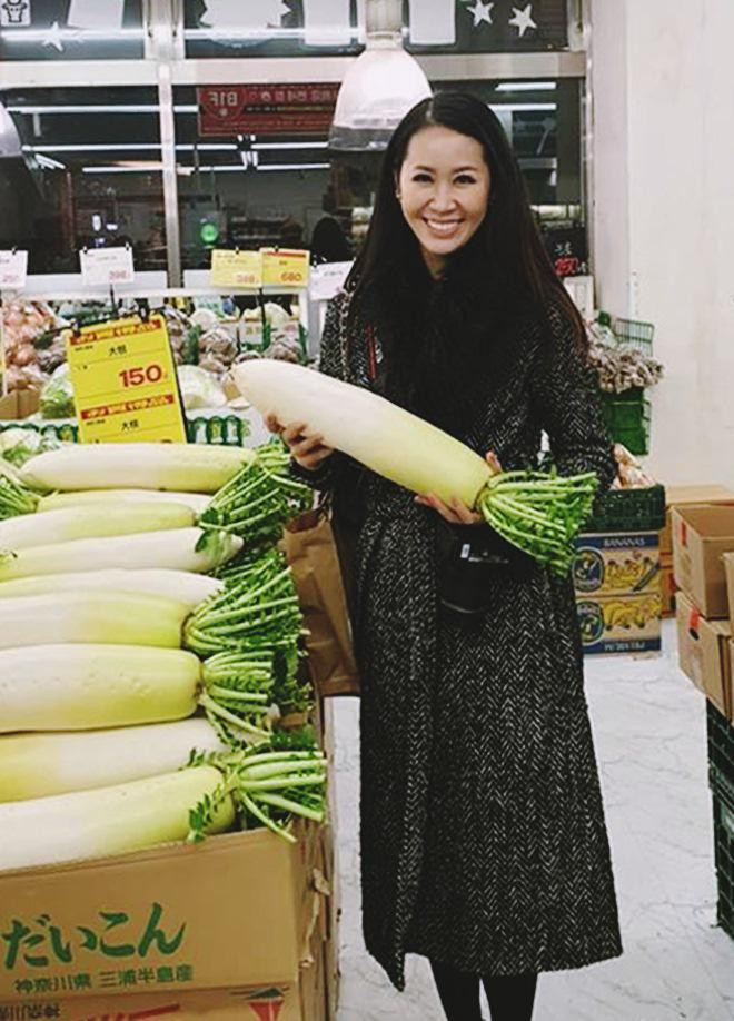 hoa hau &#34;gia the khung&#34; khoe com tu nau, bat ngo voi phan ung cua chong lan dan mang - 5