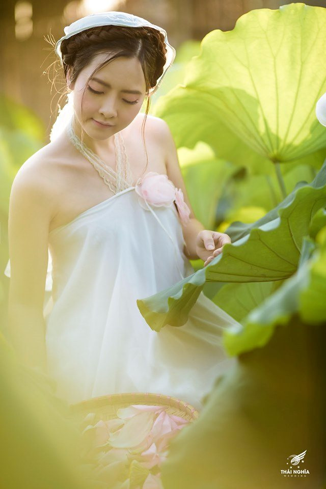 Một điều thú vị là, phó nháy cho những tấm hình xinh lung linh của mẹ bỉm sữa không ai khác chính là chồng của Linh Chi. Anh chàng luôn là người đồng hành cùng Chi trong mọi concept. Một điều thú vị là, phó nháy cho những tấm hình xinh lung linh của mẹ bỉm sữa không ai khác chính là chồng của Linh Chi. Anh chàng luôn là người đồng hành cùng Chi trong mọi concept.