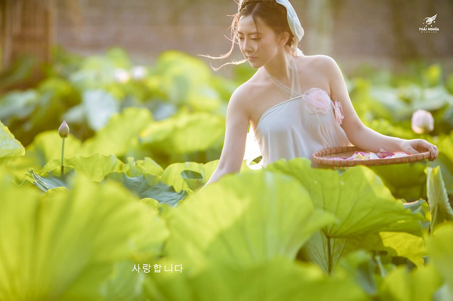 Được biết, Linh Chi là cựu sinh viên trường ĐH Khoa học Xã hội và Nhân văn Hà Nội. Mẹ bỉm sữa cũng từng là hot girl được nhiều bạn trẻ xứ Thanh biết đến. Được biết, Linh Chi là cựu sinh viên trường ĐH Khoa học Xã hội và Nhân văn Hà Nội. Mẹ bỉm sữa cũng từng là hot girl được nhiều bạn trẻ xứ Thanh biết đến.