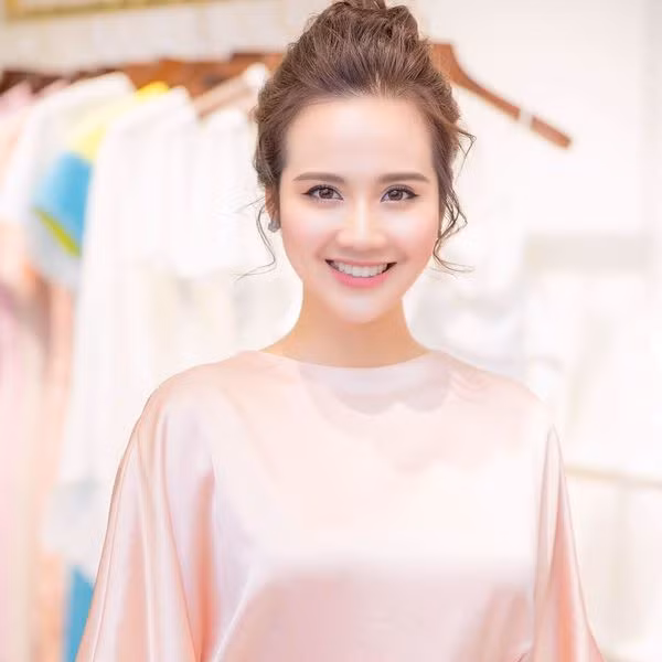 Cô cũng là người duy nhất trong bộ ba này đã có gia đình. Được biết, chồng của cô lớn hơn cô 8 tuổi.