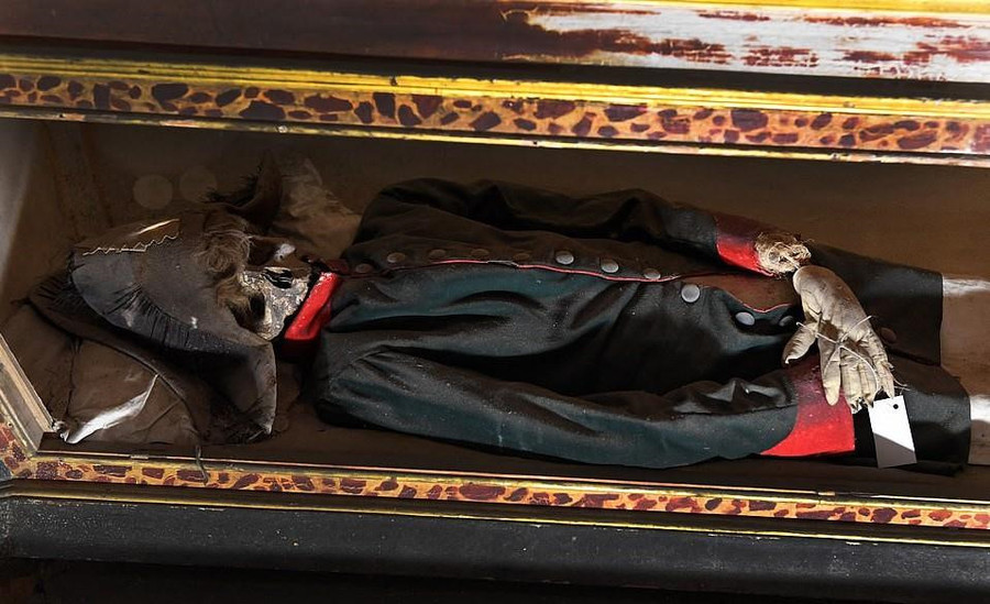 Ghe tham vung dat u am danh cho nguoi chet o Italy hinh anh 12 