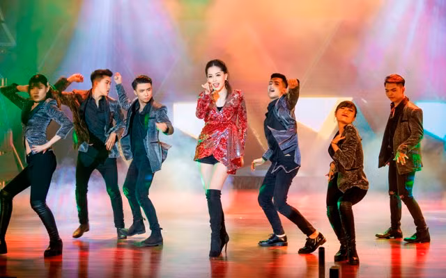 Trang phục: Trần Ninh Hưng; Photo: Như Hoàn; Make up: John Kim.