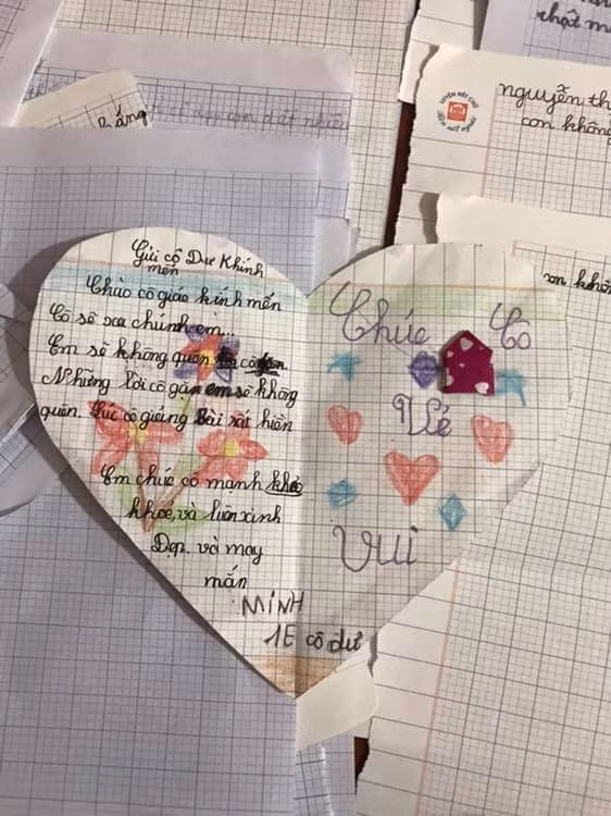 Cả năm trời vất vả với "lũ quỷ nhỏ" này để đến ngày bế giảng chính chúng nó làm cho cô giáo đi hết từ bất ngờ này sang bất ngờ khác, ngập tràn hạnh phúc.