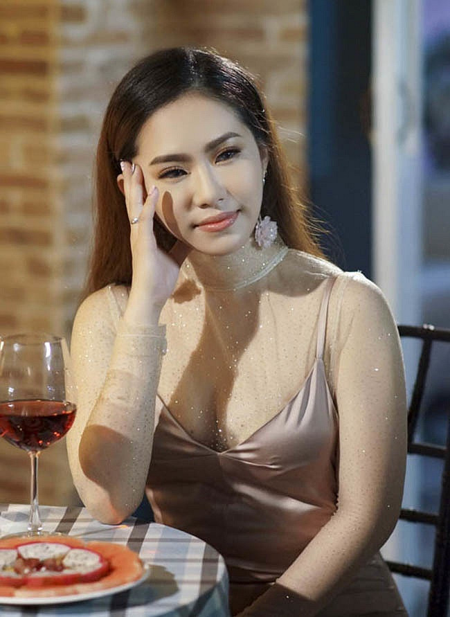 Phạm Quỳnh Anh, Lương Bích Hữu lột xác xinh đẹp bội phần sau ly hôn ảnh 11 ve-goi-cam-cua-hai-nu-ca-si-xinh-dep-nhom-hat-lam-me-don-than-sa-3c4161