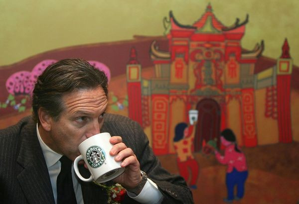 Cựu CEO Starbucks: Từ kẻ nhặt rác, phải bán máu kiếm tiền tới tỷ phú cà phê - Ảnh 4. Cựu CEO Starbucks: Từ kẻ nhặt rác, phải bán máu kiếm tiền tới tỷ phú cà phê - Ảnh 4.